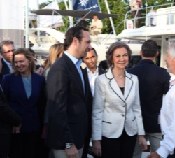 Su Majestad acompañada por el presidente de las Illes Balears, José Ramón Bauzá, recorre los pantalanes del XXXI Edición del Salón Náutico Internacion